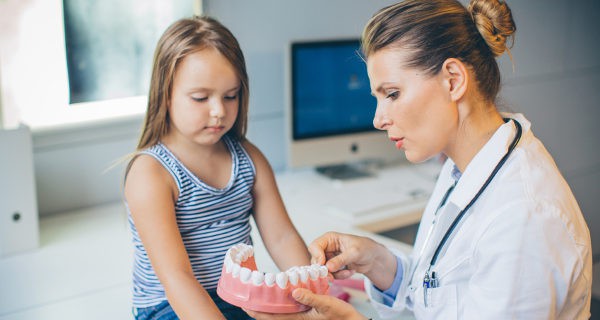 niña en el dentista