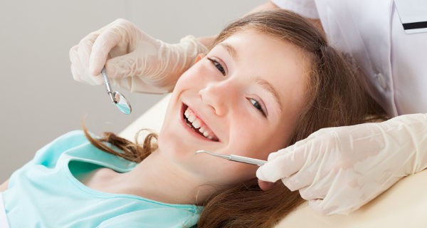 niña en el dentista