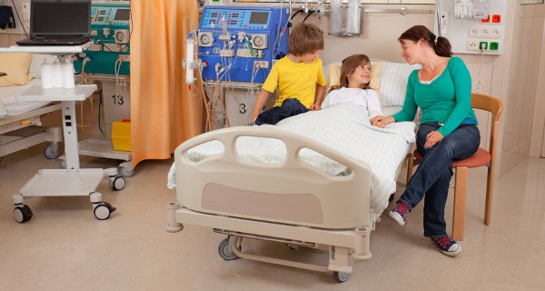 niña en el hospital