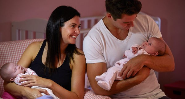 madre y madre con bebés gemelos