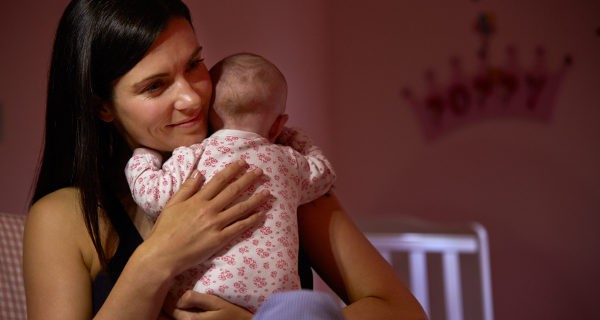madre con recién nacido en brazos