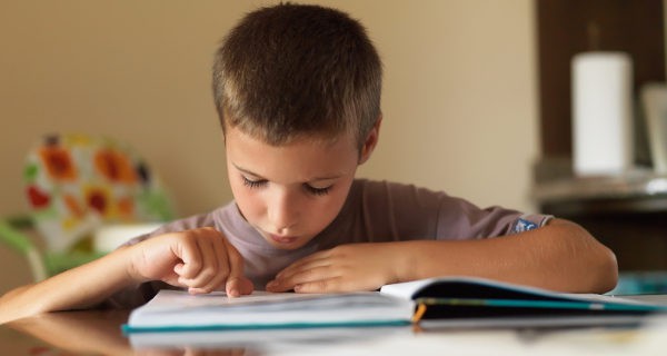 niño leyendo