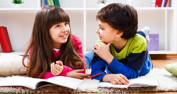 niño y niña hablando