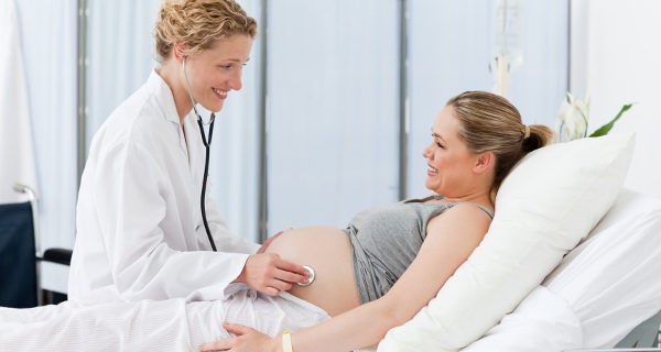 chica embarazada en el médico