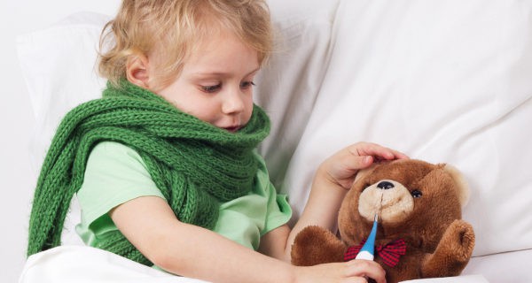 niño enfermo con su peluche