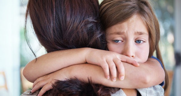 niña abrazada a su madre
