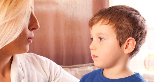 niño y madre hablando