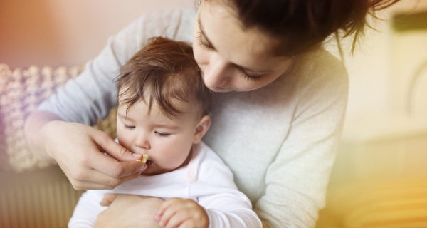 bebé comiendo