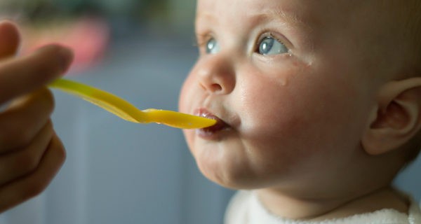 bebé comiendo papilla