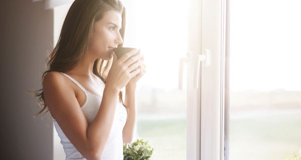 mujer tomando un café
