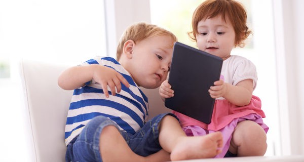 niños pequeños con una tablet