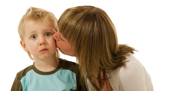 madre dando un beso a su hijo
