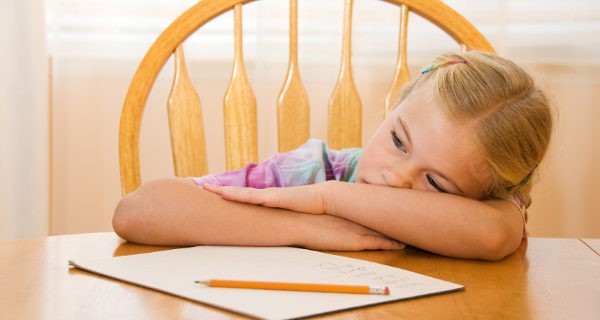 niña aburrida