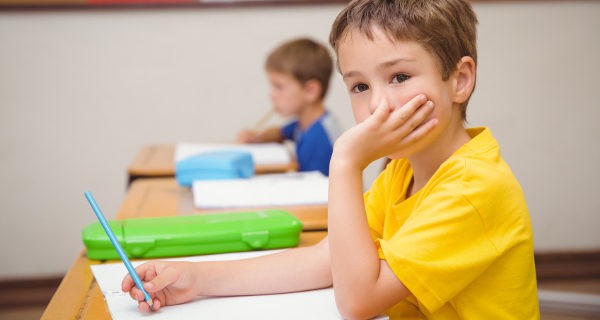 niño distraído en clase