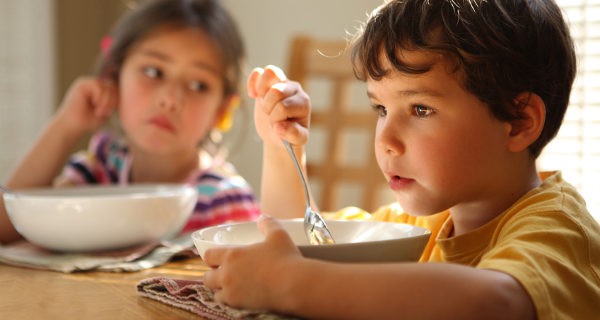 niños tomando sopa