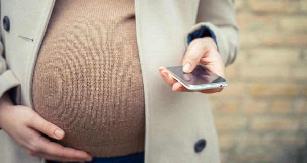 embarazada llamando por telefono