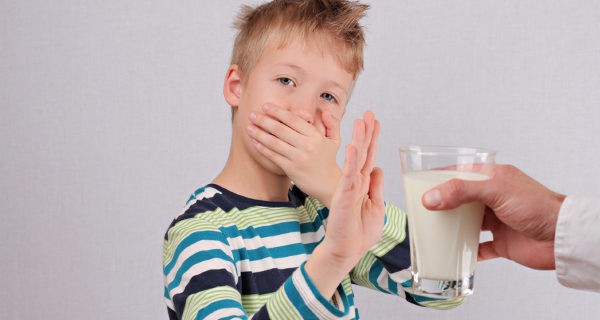 niño con alergia a la lactosa