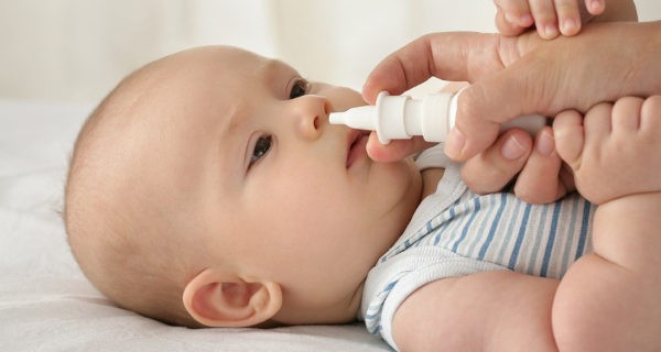 Se recomienda un lavado nasal con suero fisiológico antes de la limpieza