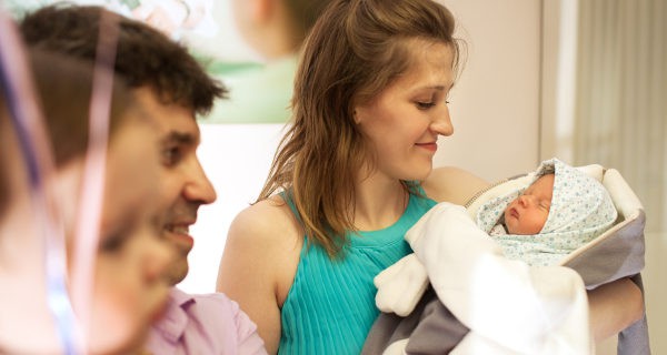 La madre debe recuperarse bien tras el parto, sobre todo su se práctico episiotomía
