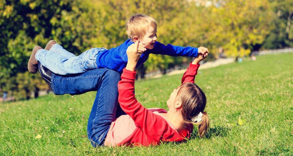 madre e hijo jugando