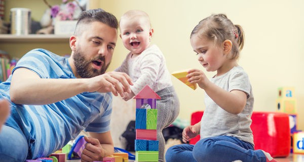 padre jugando con sus hijos