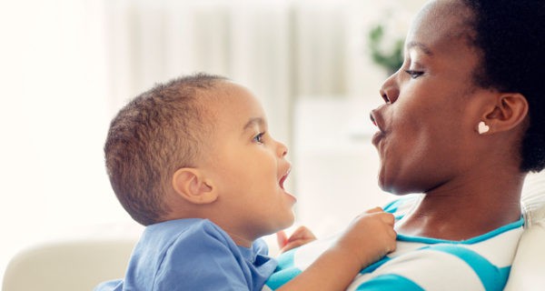 madre e hijo jugando