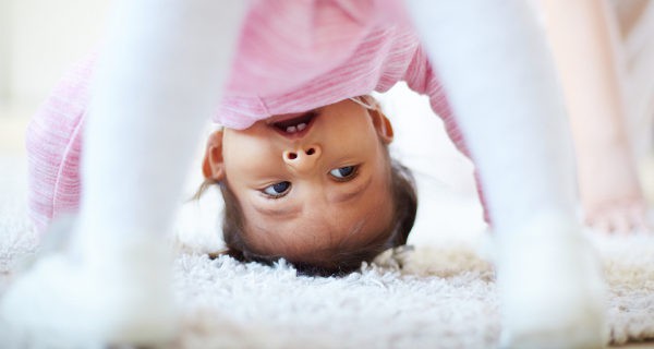 niña jugando