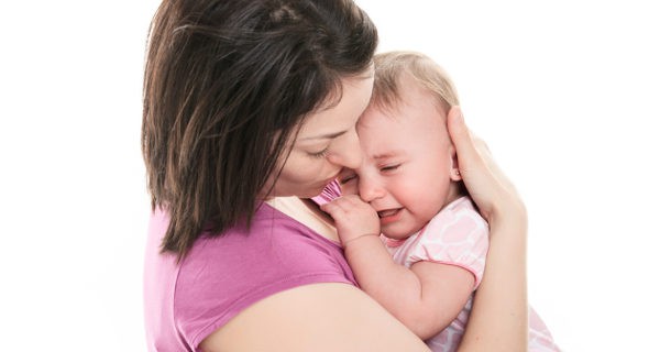 madre consolando a un bebé