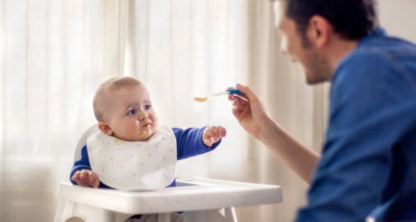 padre dando de comer al bebé