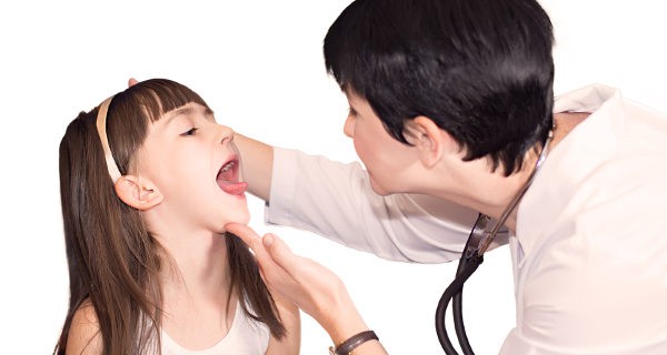 Algunos síntomas de faringitis son tos, fiebre y dolor corporal