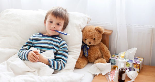 El descanso y una buena hidratación son muy importantes para recuperarse de la faringitis