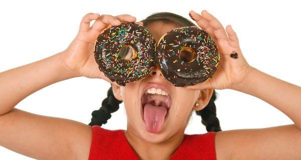 niña con donuts