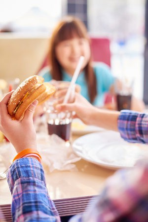 niños comiendo en un burguer