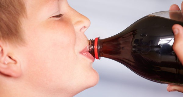 niño bebiendo coca cola