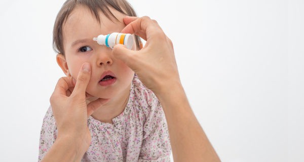 niña con conjuntivitis