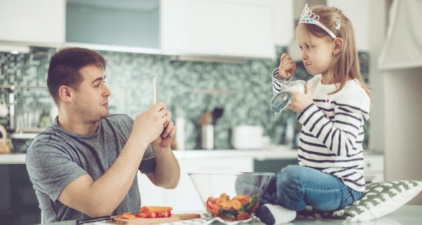 padre haciendo foto a su hija