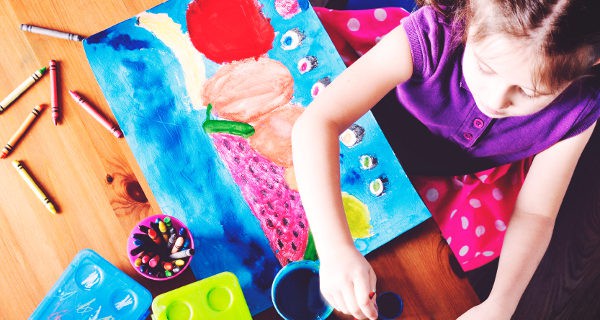 niña pintando
