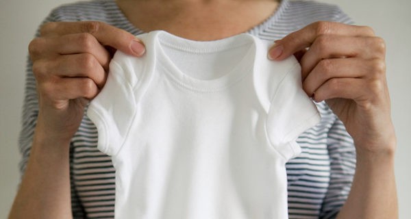 mujer con un body de bebé