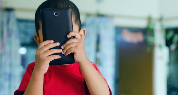 niño con un móvil