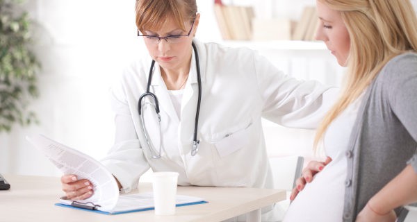 embarazada en el médico