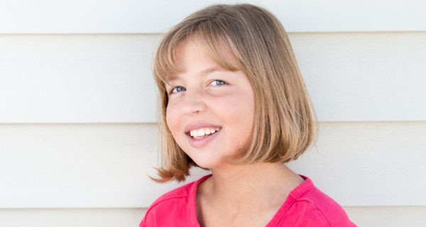 niña con pelo estilo carré