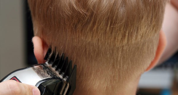 niño cortando el pelo