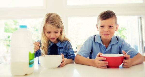 niños desayunando cereales