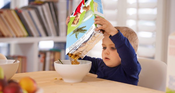 niño con cereales