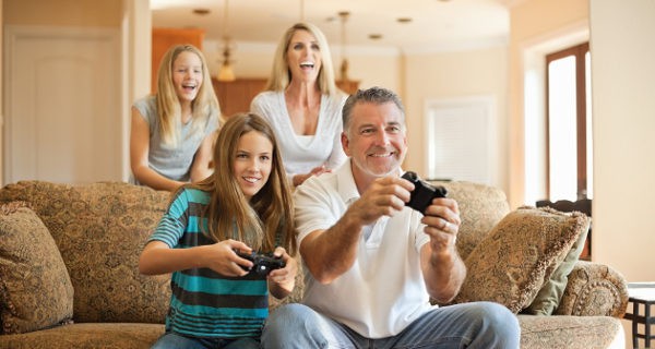 familia jugando a la consola