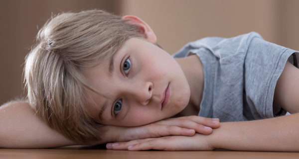 niño triste