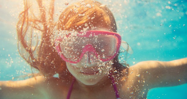 niña en la piscina