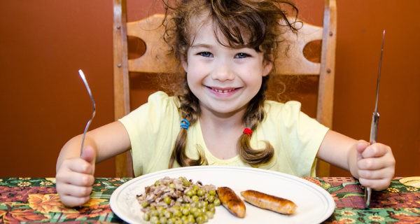 niña comiendo