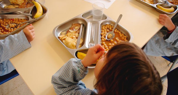 niño comiendo en el colegio