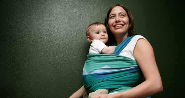 madre porteando a un bebé